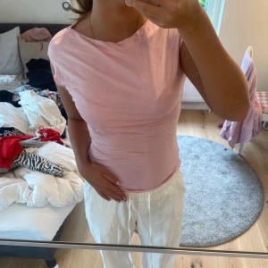 Rosa t-shirt  - En helt ny T-shirt o använd. Säljer för att jag inte får användning av den