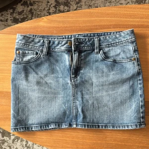 Lågmidjad jeanskjol - Säljer denna lågmidjade jeanskjol i jättefin tvätt, storlek 38 och midjemåttet rakt över är 38cm⚡️