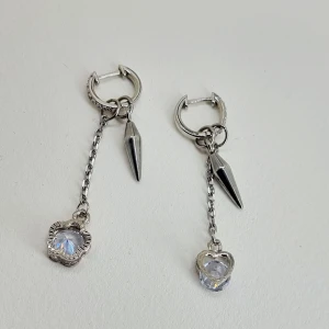 Handgjorda örhängen  - Handgjorda örhängen●Följ :@ekjewelryofficial🤲 ● 💎Material- 100% rostfritt stål och kristall ●Örhängeskrokar -rostfritt stål. Nickel fri. Längd -5cm. Vattentåliga, ändrar inte färgen! 