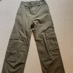Sweet Sktbs Cargos - Sweet sktbs cargos i mörkgrön färg i mycket bra skicka. Inga defekter förutom veck vid häl, använda ca 5 gånger. Hör av dig om du har funderingar!