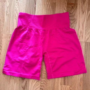 NVGTN shorts - Ett par shorts från NVGTN i fint skick, knappt använda. Storlek M och köparen står för frakten. 