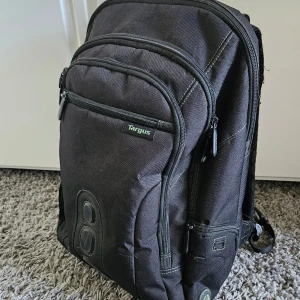 Praktisk Targus Ryggsäck - Targus Ryggsäck med extremt många smarta fickor och ett väldigt väl vadderat 15.6" laptop fack