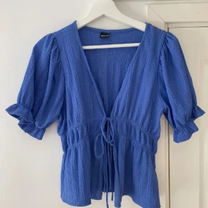 Blus  - Säljer denna söta blus/kofta för att den inte kommer till användning pris kan diskuteras!!❤️
