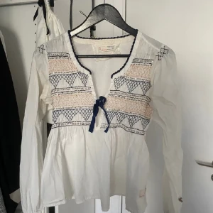 Odd Molly blus  - säljer denna supersöta Odd Molly blus som är i jättefint skick💕 köpt för 1300 kr, säljer för 300 kr