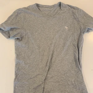 Abercrombie&fitch grå t-shirt - Skön tröja i storlek S Ny pris 229kr Säljs för 39kr