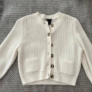 Stickat kofta - Så söt trekvartsärmad kofta från Lindex i super skick!🥰🥰