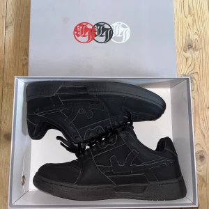 Lost Boys Midnights - Ett par Lost Boys Midnights i nyskick, endast använda ett fåtal gånger. Storlek 43. Box medföljer. Skriv privat om du har några frågor!