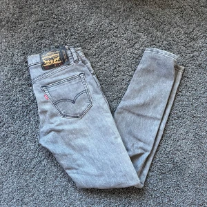 Levis 511 30/30 - Levi’s jeans 511 i färgen grå. Storlek 30/30. Fint skick, nypris 1099, köp för endast 399. Hör av dig vid frågor🙌