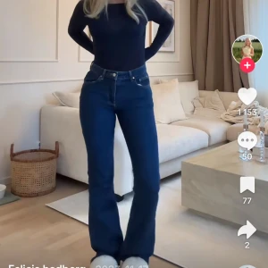 Flared jeans från Gina Tricot  - Flared jeans från Gina i storlek 36, normala i storleken och långa i benen. Använda fåtal gånger men i fint skick!