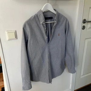 Grå Ralph lauren skjorta - Säljer en riktigt fräsch Ralph lauren skjorta. 9/10 skick med ett nypris på 1700. Hör av dig vid funderingar!! 