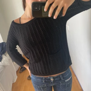 Svart stickad tröja - Söt stickad tröja med ficka där fram! Lite genomskinlig, skriv för fler bilder 💕