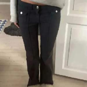 Säljer dessa populära hm jeans, de är i super skick! Båda bilderna är lånade, skriv privat om du vill ha fler bilder!❤️