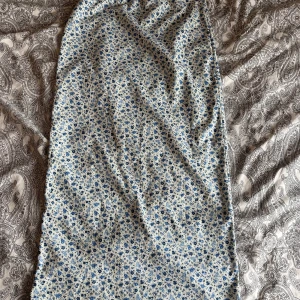 Blommig kjol - Blommig kjol som är köpt utomlands för snart ett år sedan, sedan dess har den används ett par gånger. Kjolen slutar strax under knäna och är i storlek 38:)