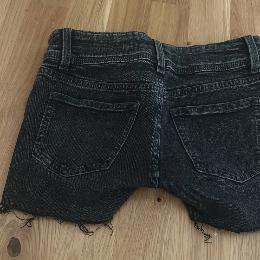 jeans från gina som jag klippte till shorts  jag brukade vika upp när nere men gör som ni vill skriv för fler bilder💕. Shorts.