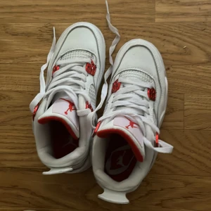 Jordan 4s - Säljer mina jordan 4a köpt för ungefär en månad sen och användt 4-5 gånger.