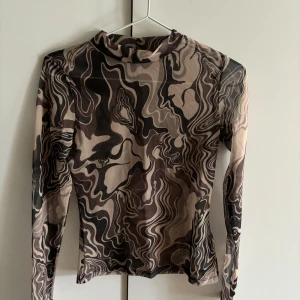 Meshtopp med liten krage  - Från Nelly, flerfärgad. Aldrig använd