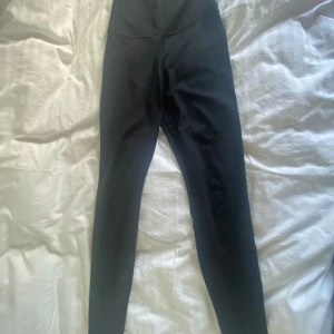 Nike tights - Säljer Nike tights/träningsbyxor🤞 Jättesköna och stretchiga, säljer för att jag köpte ett nytt par, Nypris var 500kr, säljer för 200❤️ 