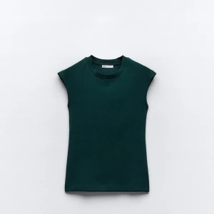 Mörkgrön ärmlös topp - Säljer en mörkgrön ärmlös topp. Så bra passform och assnygg!! 