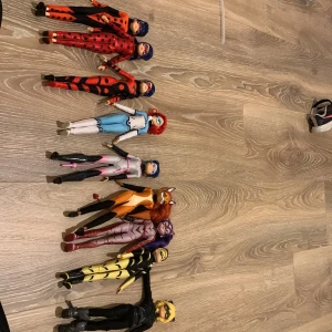 Miraculous dockor - Hej, jag hjälper min syster att sälja sina dockor. Varje docka är då ca 28cm.  Nypris för alla är 2700kr men säljer för 1300. Om ni vill ha egna bilder och om ni har några frågor så är det bara o kontakta mig💗