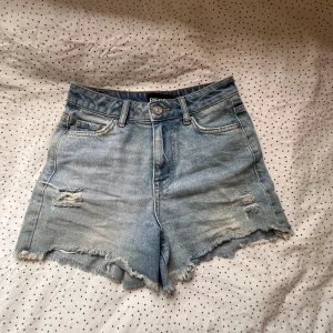 Blå jeans shorts  - Super snygga jeans shorts från Vero Moda! Shortsen är hyfsat stora i storlek💕