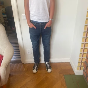 Acne jeans  - Skick 9/10 använda 4 gånger. Personen på bilden är 183 och dem sitter perfekt på han. Pris kan förhandlas vid snabb affär 
