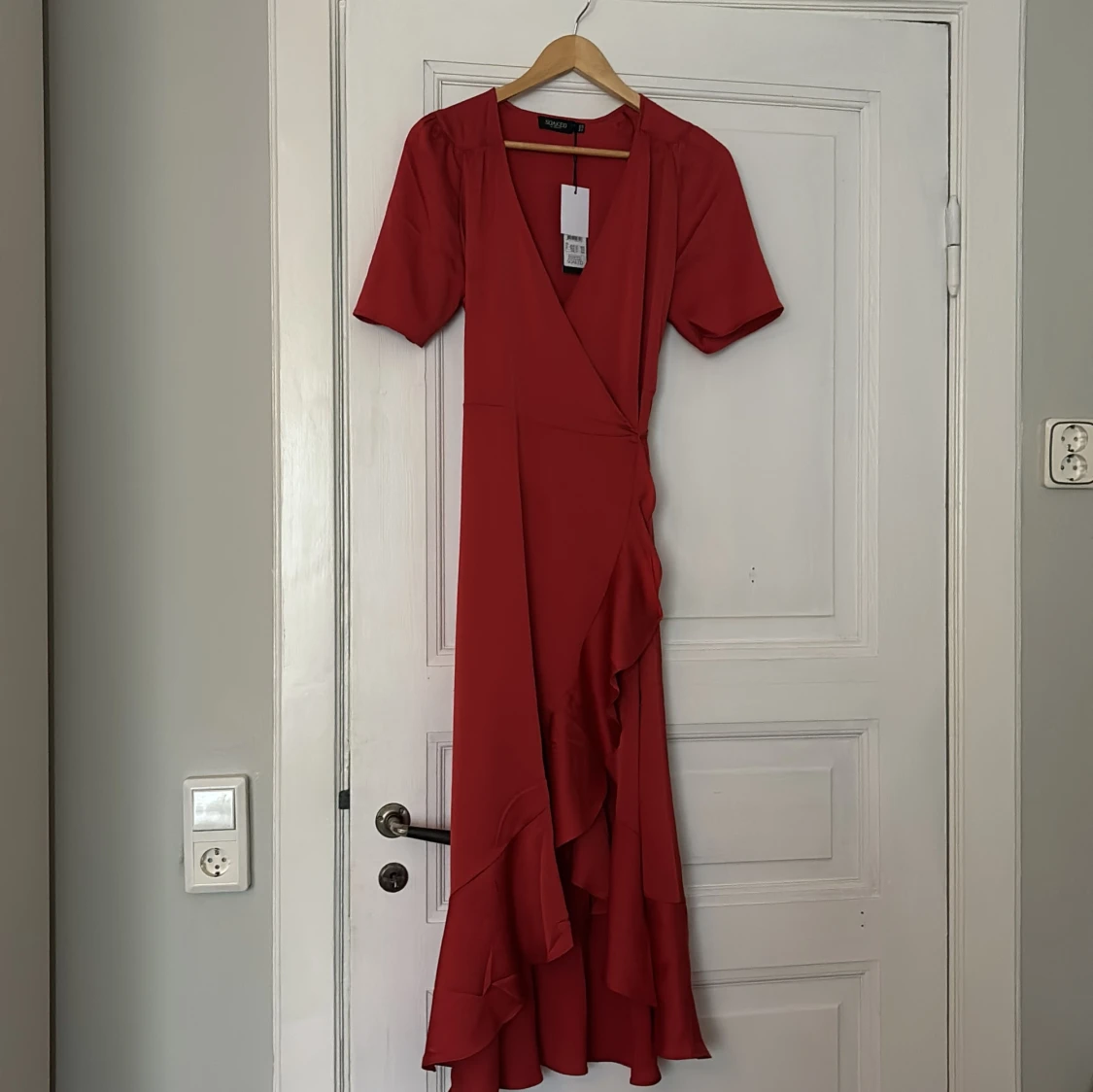 Röd långklänning från Soaked in Luxury