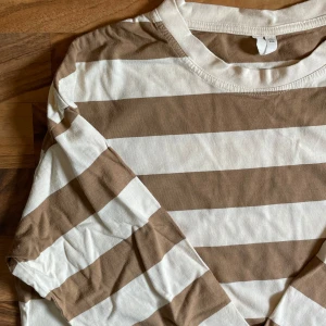 randig långärmad tröja  - en tunn beige/brun randig tröja från zalando i storlek xs. sparsamt använd och i gott skick. hör av dig vid frågor! 