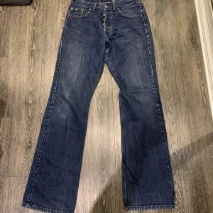 Jack & Jones jeans  - Superfina midwaist jeans i mycket fint skick!  Om du är intresserad tveka inte på att höra av dig!  Köparen står för alla fraktkostnader!