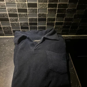 Frotté piké  - Säljer den här sköna frotté piké tröjan i färgen mörkblå! Skick 10/10 Pris går att diskutera! Skriv vid minsta fundering!