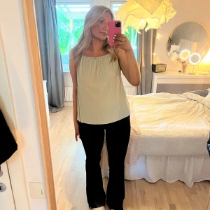 Linne - Linne i veckat tyg med tunna band och låg i ryggen, mintgröna/grön i färgen😊