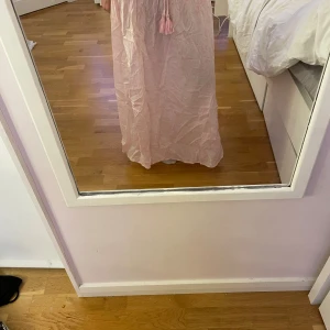 Rosa maxikjol - Jätte fin kjol som är använd en gång med snöre där fram