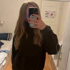 Mörk brun hoodie (utan luva) - Jättefin basic mörk brun tröja. 40 graders tvätt, jätteskönt att ha till hösten när det börjar bli lite kallt.