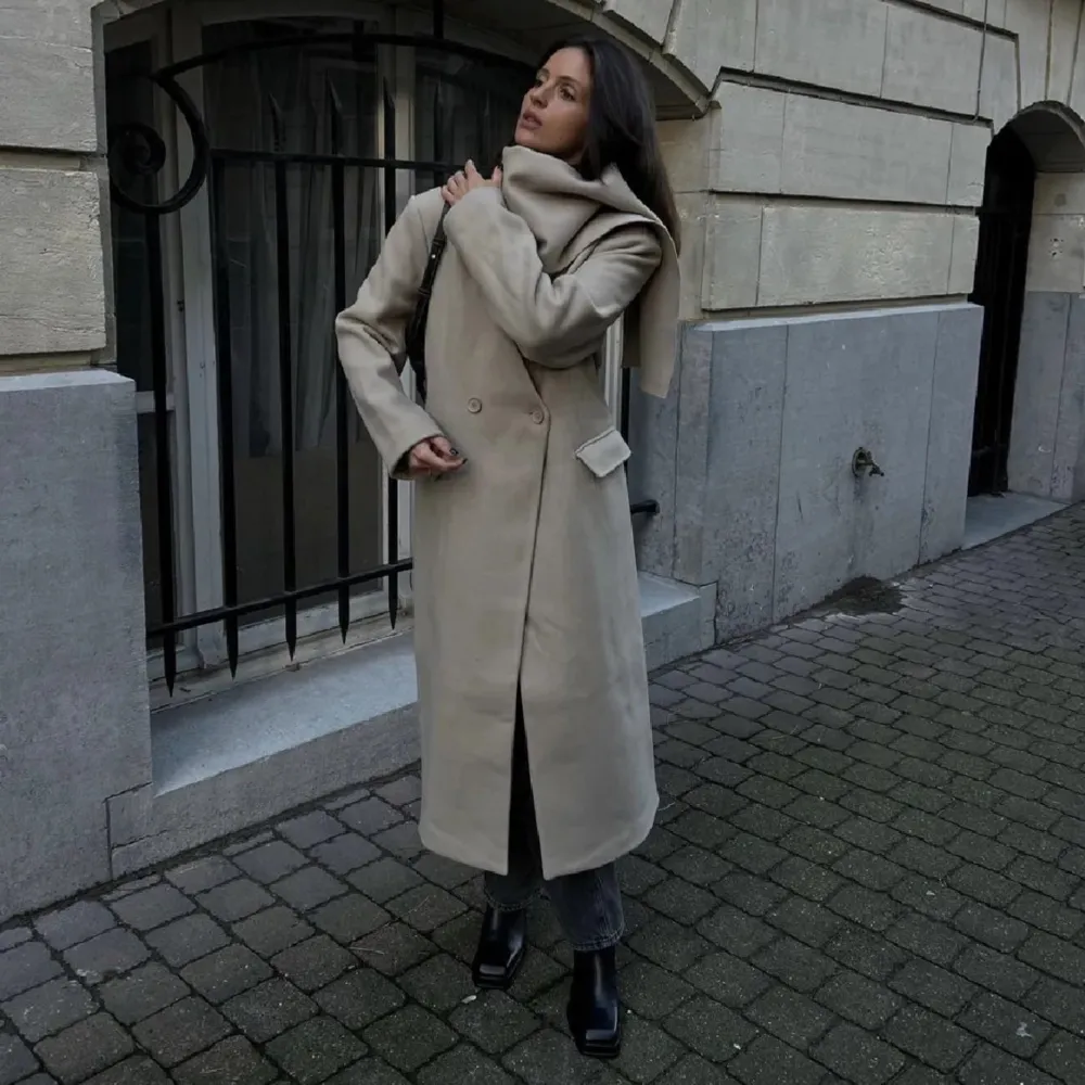 Nyköpt lång beige kappa från NAKD, med tillhörande scarf, som är borttagbar. I nyskick. Nypris 1100, med prislappen kvar.. Takit.