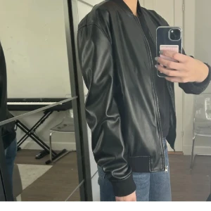 Skinnjacka - Säljer min typ bomberjacka i skinnimitation från Zara. Köpt för 559kr. Den är i mycket bra skick🖤🖤