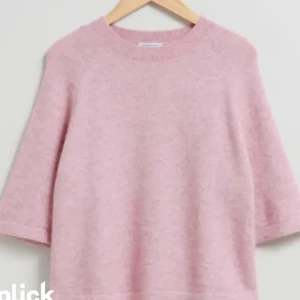 &otherstories stickad tröja - Stickad rosa trekvarts tröja som är i fint skick! Säljer pga att jag inte använder den lika mycket. !!!KAN BYTAS!!!