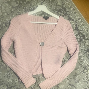 kofta - söt, rosa kofta med vit knapp⭐️   kan fram tills 14/8 posta eller mötas i umeå‼️