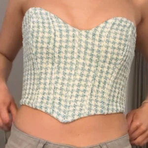 Stickad korsett topp  - Jättefin korsett topp från zara men har inte använt på länge💕❣️