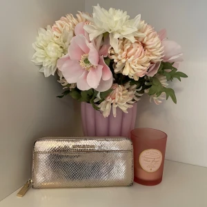 Michael Kors Plånbok - Jättefin plånbok från Michaelkors! I fint skick med små skrapor men inget som sticker ut. 💌💌