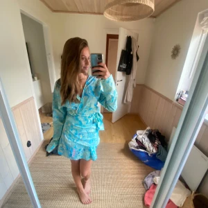 Klänning - Säljer min superfina klänning som knappt är använd och i superfint skick💕