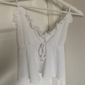 Vit topp - Säljer denna vita söta toppen från shein då den inte används längre ❤️använd få gånger! 