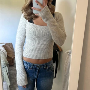 Stickad tröja 💗 - Beige stickad tröja fårn Gina Tricot!💗💗 Från ginas ”premium quality” kollektion och bara använd nån gång💗💗 Storlek xs 