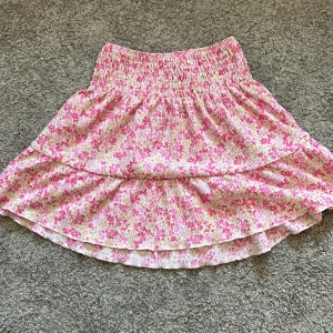 Kort kjol - Denna kjolen är ifrån Gina tricot och är i storlek XXS. Den är använd några gånger men i bra skick.