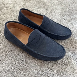 Marinblå loafers - Säljer ett par marinblå loafers i strlk 42. De är i princip i nyskick, använda runt en till två gånger bara. Inga defekter. Köpta för 1400. Obs. Herrsko, säljer åt en annan. 🎀
