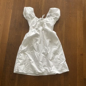 Vit hollister klänning - Jättebra skick använd 2-3 gånger. Storek short xxs