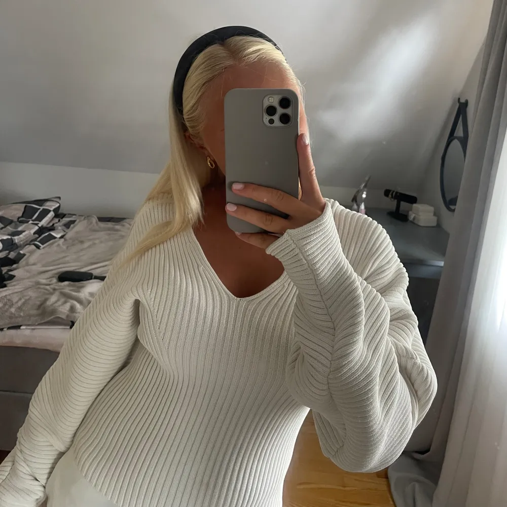 Säljer denna tröja från h&m! Tjockt och bra material! Köptes för ungefär 499! Bara använd fåtal gånger🥰. Tröjor & Koftor.