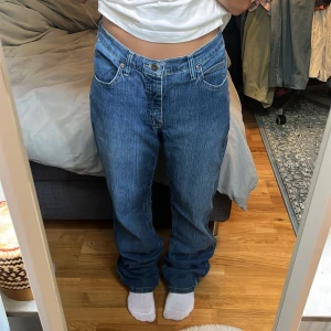 Baggy jeans - Köpta på beyond retro men kom tyvärr aldrig till användning :(. Coolt mönster med ljusare streck. Står ”L 12” men passar mig som har S/M, fast det sitter då lågmidjat på mig