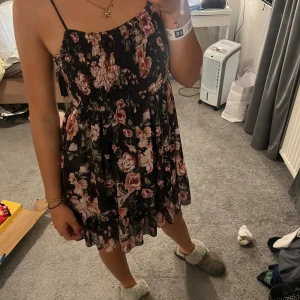 Klänning  - Säljer en fin blommig klänning , använd en gång 