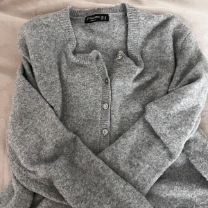 mjuk stickadkofta - En sjuuukt skön kofta i storlek m men passar s också! Eventuellt xs. Jätte fin och jätte skön.
