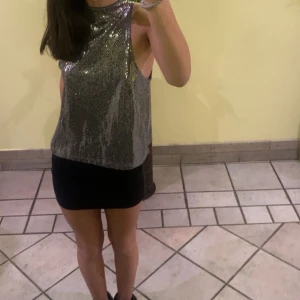 Silver tröja - As snygg tröja speciellt till nyår eller fester som tyvärr inte används läbgre💕💕