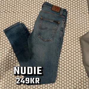 Feta jeans från Nudie i slimfit! Storleken är 32 i midjan och 32 i längden, inga defekter förutom smått vid fickorna (se bild 3) Fråga gärna om ni har funderingar!